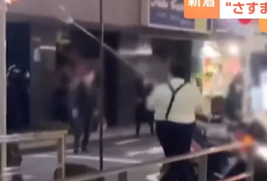 Empleado de joyería ahuyenta a ladrones con arma japonesa de época feudal Empleado de joyería ahuyenta a ladrones con arma japonesa de época feudal