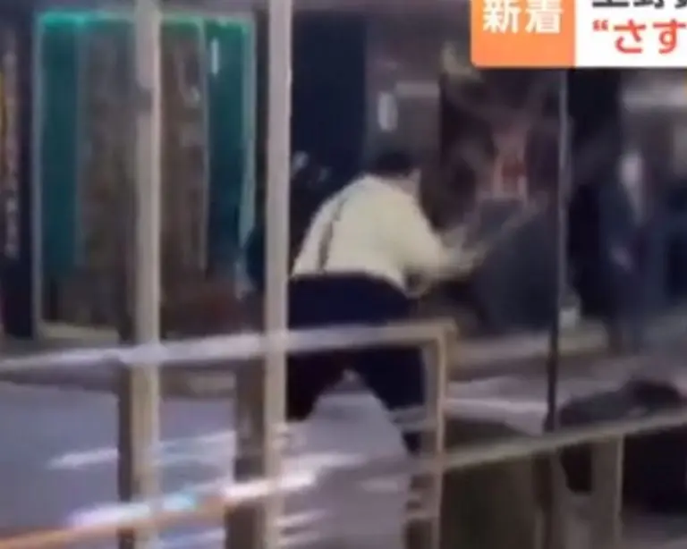 Empleado se defiende con arma feudal de Japón - Tomada de video
