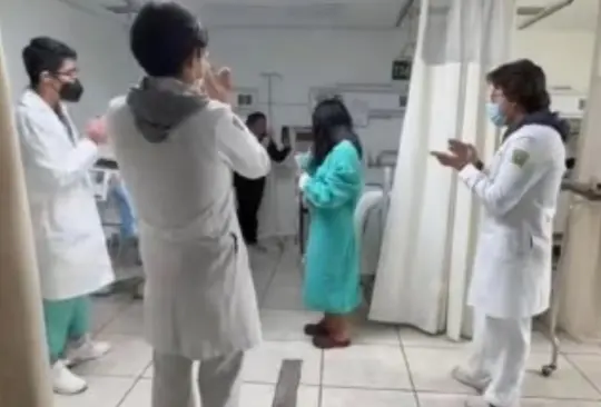 Un grupo de médicos internos del IMSS en Toluca se convirtió en un rayo de sol para una quinceañera que se encuentra hospitalizada