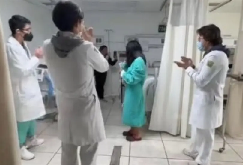 Un grupo de m&eacute;dicos internos del IMSS en Toluca se convirti&oacute; en un rayo de sol para una quincea&ntilde;era que se encuentra hospitalizada