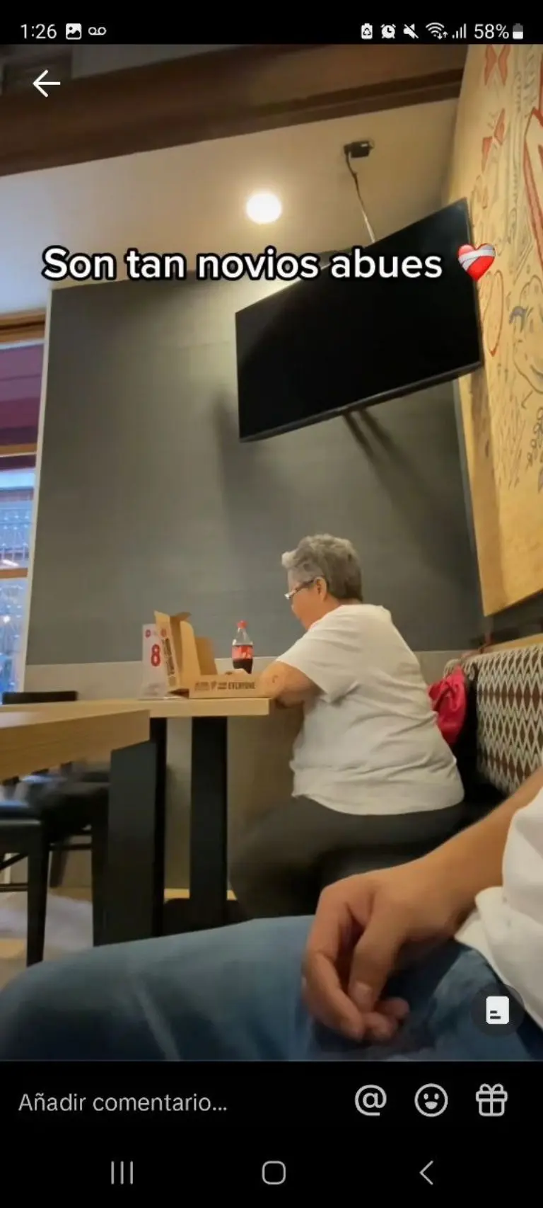 Captan a abuelitos comiendo solos después de pelear - Tomada de video