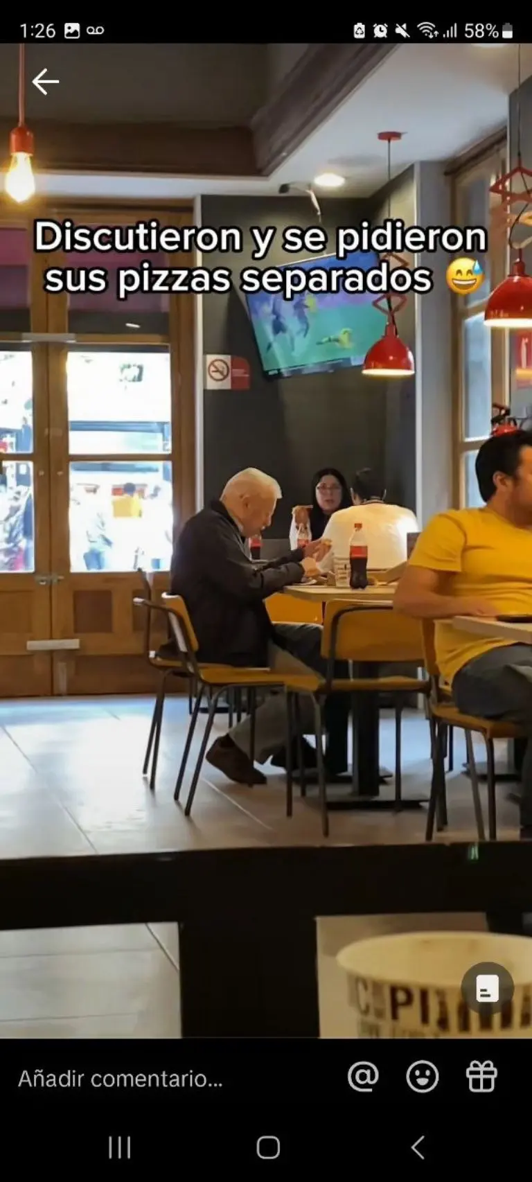 Captan a abuelitos comiendo solos después de pelear - Tomada de video