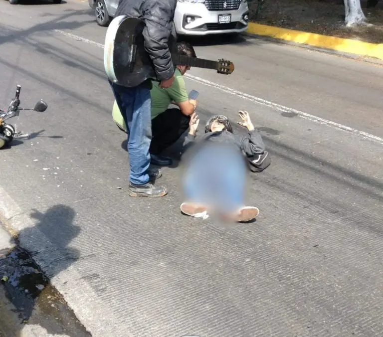 Espeluznante: motociclista rebasa por la derecha a un camión y es aplastado en CDMX | VIDEO FUERTE Créditos: X