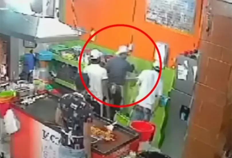 La discusión repentina entre dos de ellos desencadena el ataque, dejando a uno gravemente herido mientras el resto parece desconcertado por la situación. La discusión repentina entre dos de ellos desencadena el ataque, dejando a uno gravemente herido mientras el resto parece desconcertado por la situación.