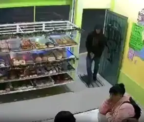 VIDEO Mujeres se defienden de ladrón armado en panadería de Ixtapaluca