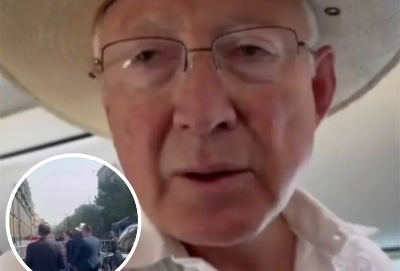 Ken Salazar fue insultado en el Centro Hist&oacute;rico.