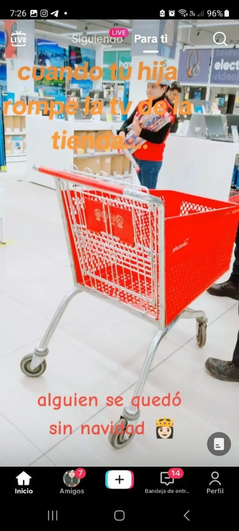 Niña rompe TV de tienda y critican a la mamá - Tomada de video