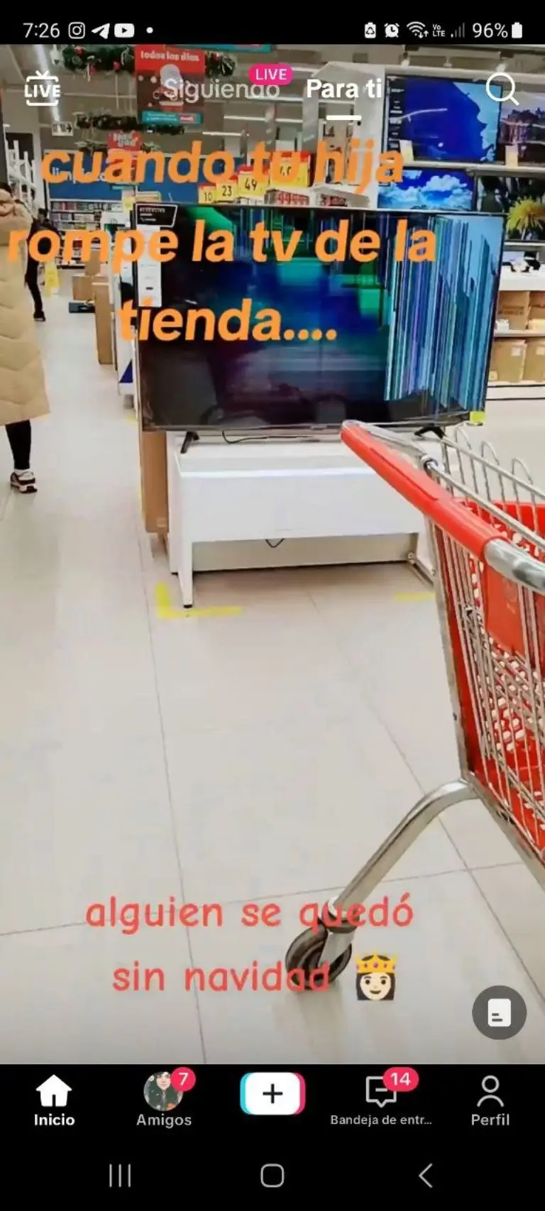 Niña rompe TV de tienda y critican a la mamá - Tomada de video