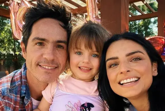 Aislinn Derbez y Mauricio Ochmann con su hija