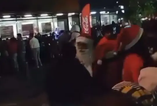 Captan pelea entre Santa Claus y señora - Tomada de video Captan pelea entre Santa Claus y señora - Tomada de video