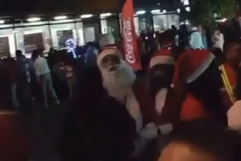 Captan pelea entre Santa Claus y señora - Tomada de video