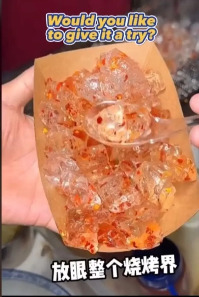 El hielo a la parrilla se puede comer con cuchara o con palillos chinos.