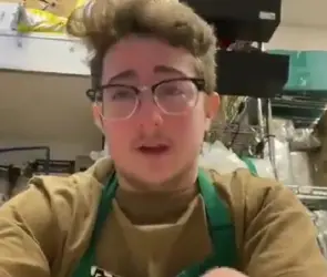 Joven que trabaja 8 horas en una cafetería llora porque atiende a mucha gente