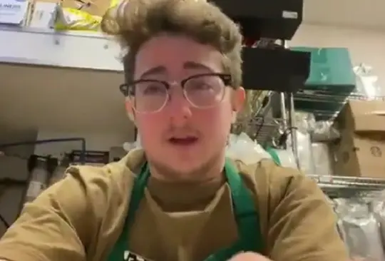 En la grabación, el joven llora mientras habla sus condiciones laborales en la cadena de cafeterías Starbucks.