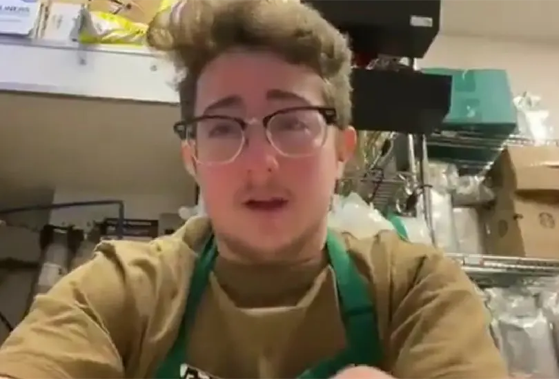 En la grabaci&oacute;n, el joven llora mientras habla sus condiciones laborales en la cadena de cafeter&iacute;as Starbucks.