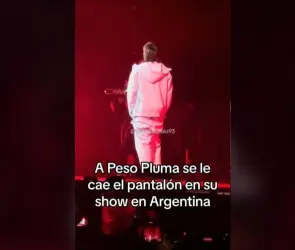 VIDEO A Peso Pluma se le caen los pantalones en pleno concierto ¿fue intencional?