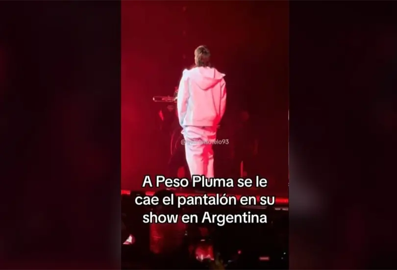 Algunos usuarios preguntan si fue intenciona que a Peso Pluma se le bajaran los pantalones. Algunos usuarios preguntan si fue intenciona que a Peso Pluma se le bajaran los pantalones.