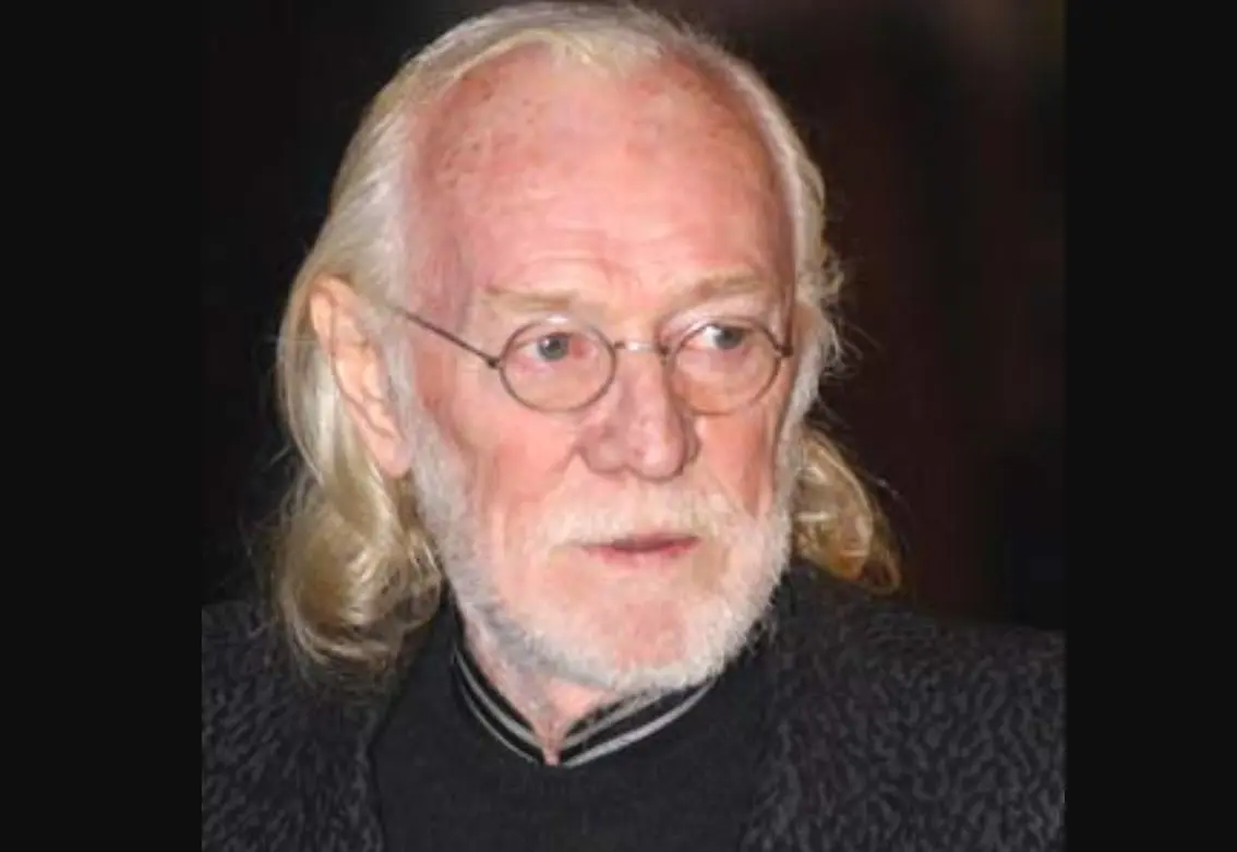 Falleció el  25 de octubre de 2002 a la edad de 72 años a consecuencia de la enfermedad de Hodgkin. Su última película fue Harry Potter y la Cámara Secreta.