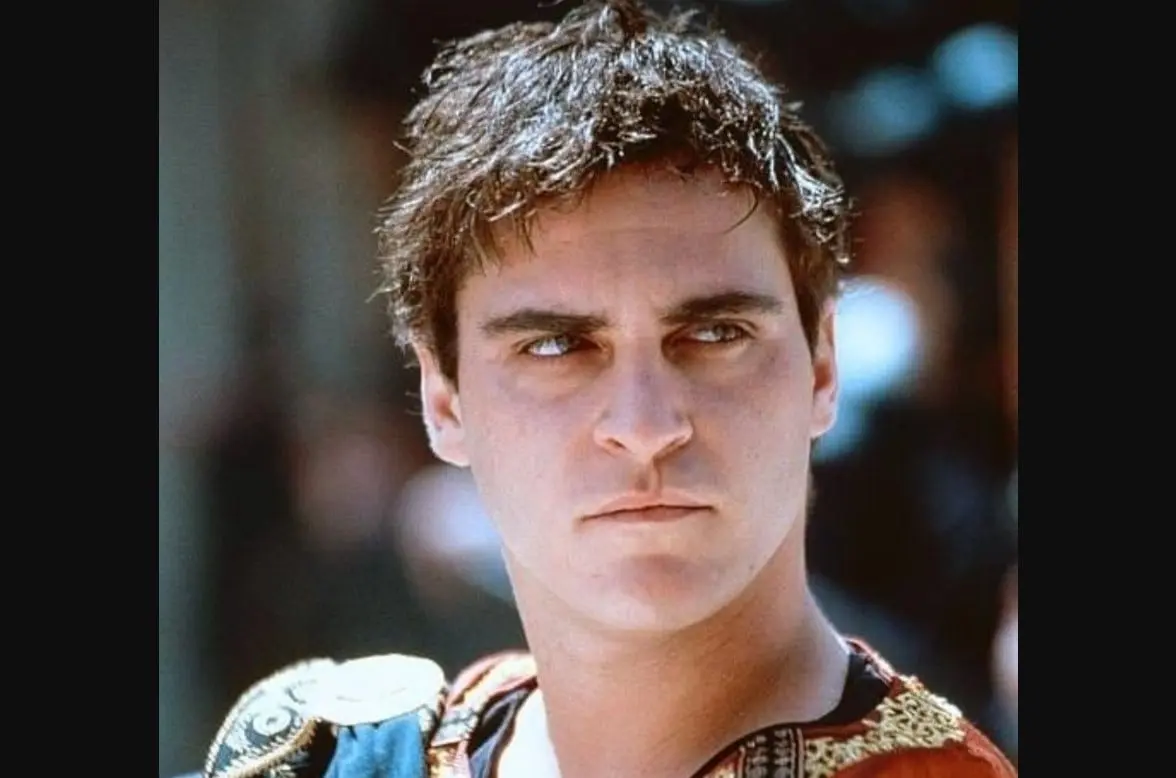 Joaquin Phoenix interpretó a Cómodo, hijo de Marco Aurelio