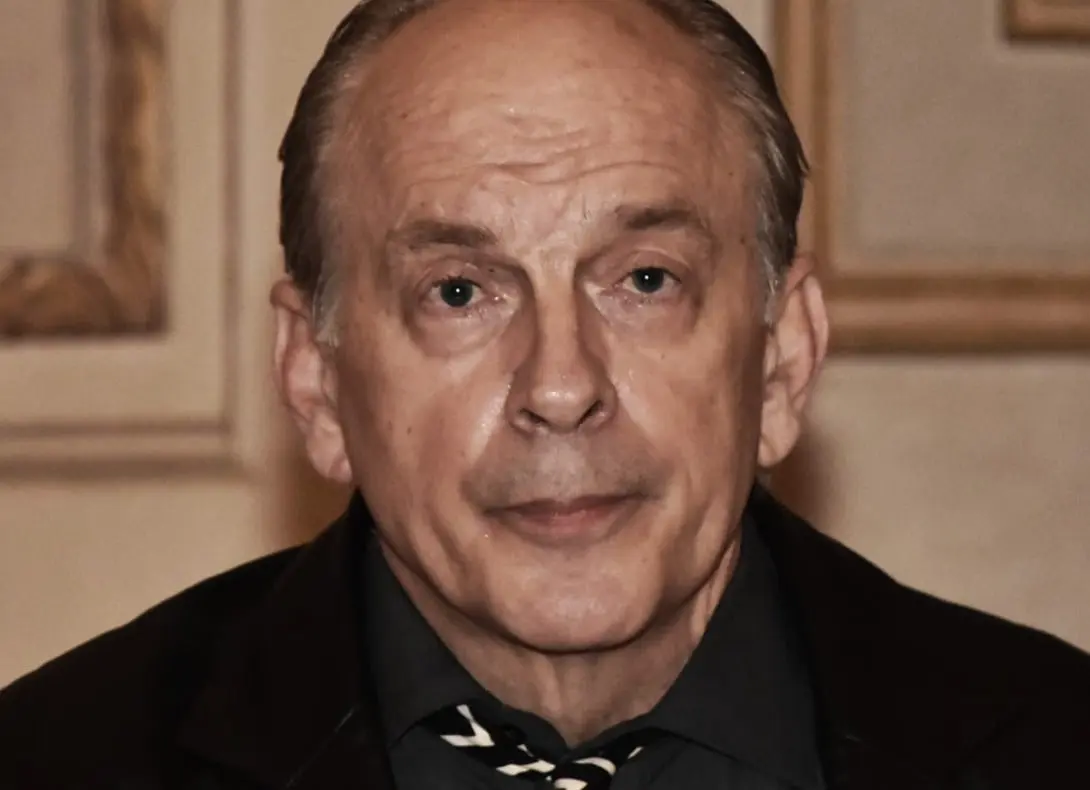 Ahora tiene 68 años y es padre de un hijo. Ha trabajado en las series Succession y The New Pope.