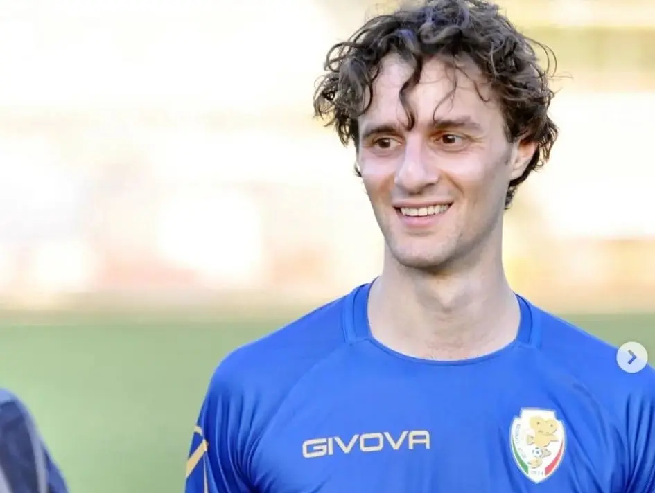 Ahora tiene 31 años y continúa dedicándose al arte, es actor y guionista de teatro.