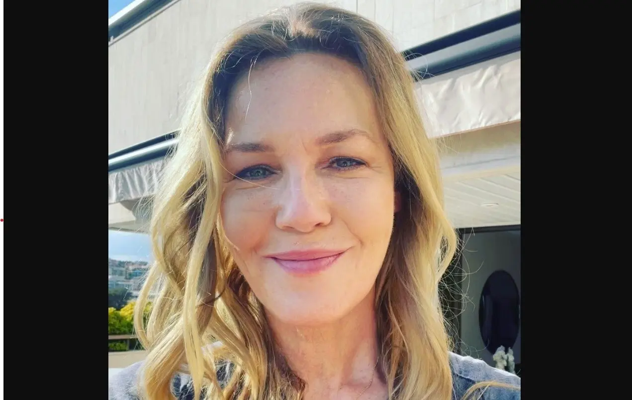 Ahora tiene 58 años y es madre de dos hijos. Ha trabajado en películas como Memorias de una escritora y Mujer Maravilla.