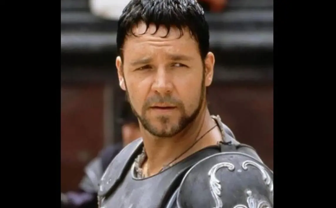 Russell Crowe como Máximo Décimo Meridio