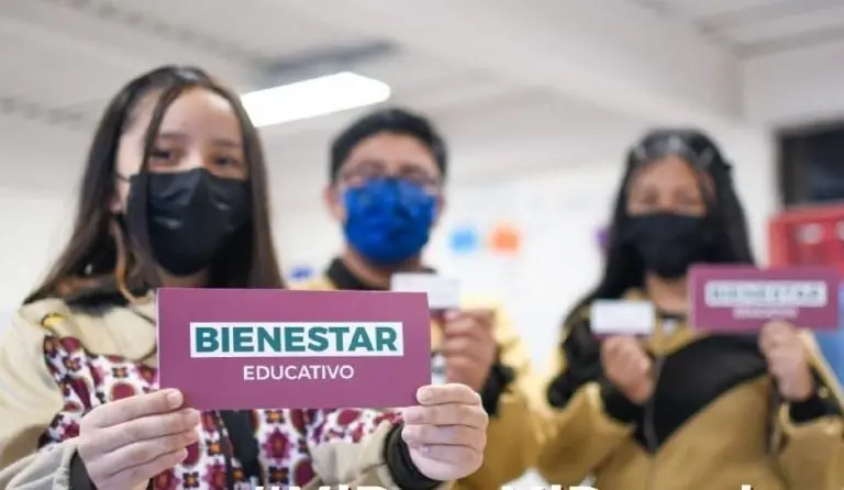 Estudiantes beneficiarios de Mi Beca para Empezar. Foto: Twitter (@Claudiashein).