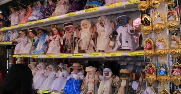 Diversos atuendos que se venden en el Mercado de la Merced en CDMX. Imagen: @evelyn_parraA.