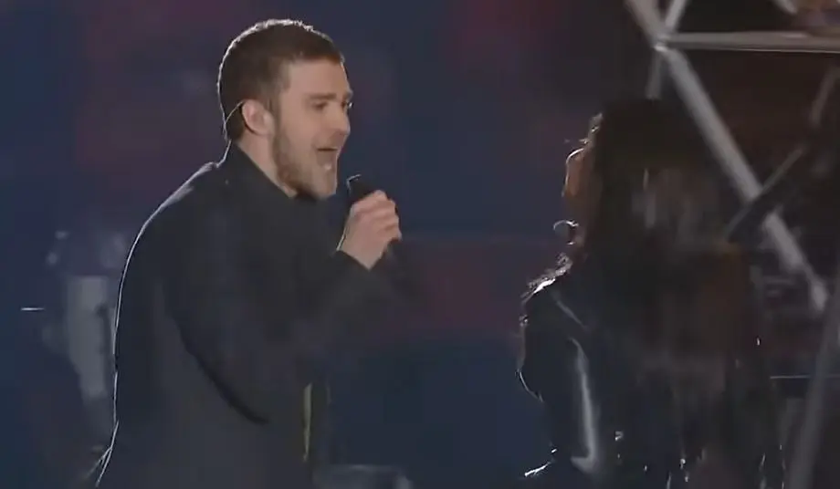 Protagonizó uno de los momentos más polémicos de los medios tiempos cuando en una canción con Justin Timberlake dejó al descubierto su pecho.