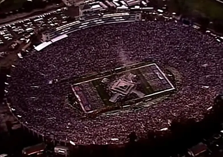 Es considerado uno de los mejores shows del medio tiempo. Su aparición fue en el Super Bowl XXVII en el Rose Bowl de Pasadena, California. 