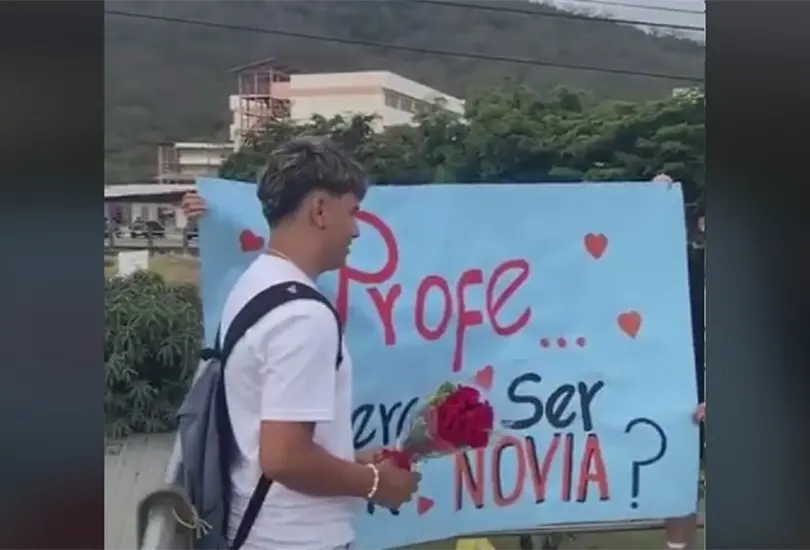 Alumno se le declara a profesora