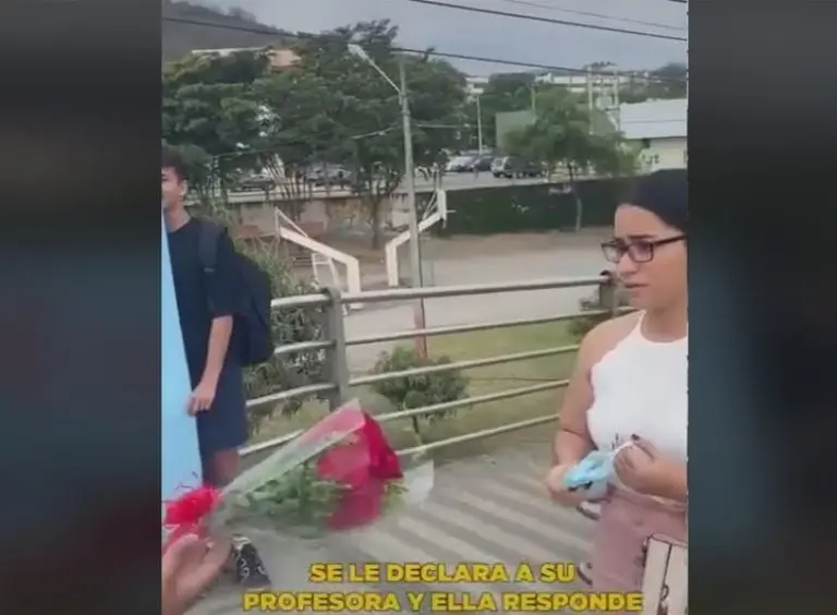 Alumno se le declara a su profesora (TikTok)