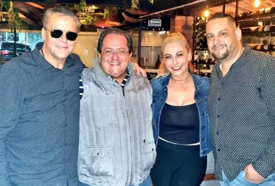 Alfredo Adame en una foto de febrero de 2023 con el exgobernador de Tabasco, Manuel Andrade; la periodista Marissa Perea y su mánager, Rodrigo Fragoso. Confesó que habría cometido un crimen hace años; dijo que sus padres lo ocultaron y se comparó con Pablo Lyle. Alfredo Adame en una foto de febrero de 2023 con el exgobernador de Tabasco, Manuel Andrade; la periodista Marissa Perea y su mánager, Rodrigo Fragoso. Confesó que habría cometido un crimen hace años; dijo que sus padres lo ocultaron y se comparó con Pablo Lyle.