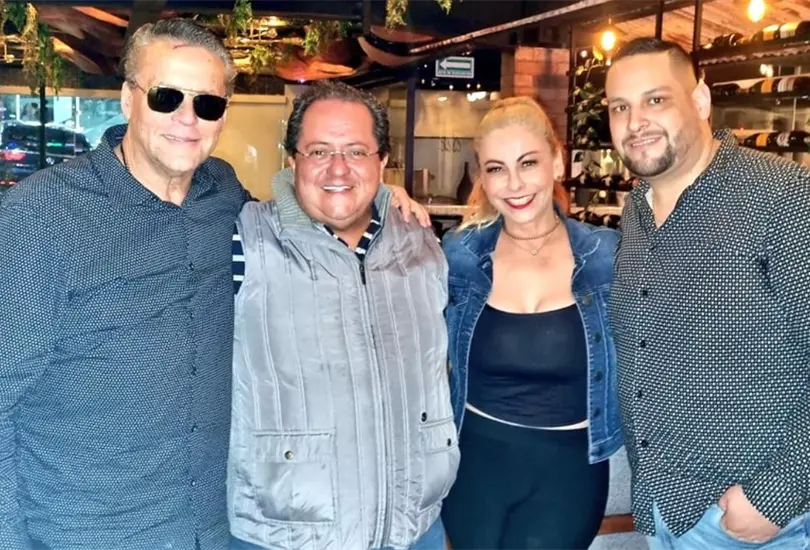 Alfredo Adame en una foto de febrero de 2023 con el exgobernador de Tabasco, Manuel Andrade; la periodista Marissa Perea y su m&aacute;nager, Rodrigo Fragoso. Confes&oacute; que habr&iacute;a cometido un crimen hace a&ntilde;os; dijo que sus padres lo ocultaron y se compar&oacute; con Pablo Lyle.