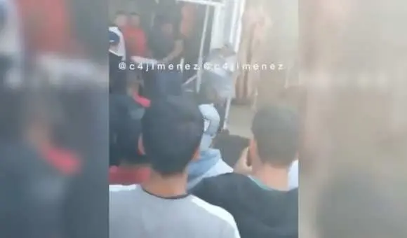 El hombre fue exhibido en la vía pública, junto con la carne de res colgada El hombre fue exhibido en la vía pública, junto con la carne de res colgada