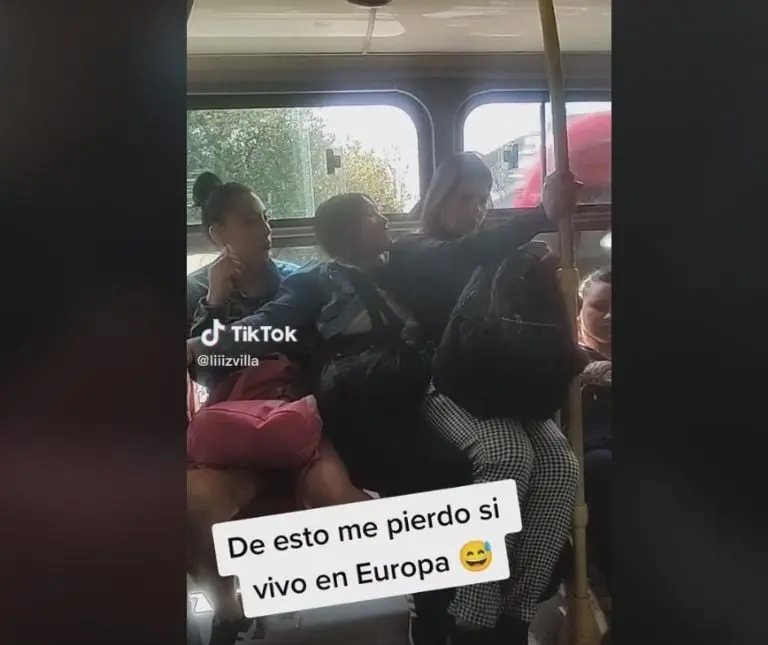 Pasajera se sienta encima de la otra en el camión (TikTok)
