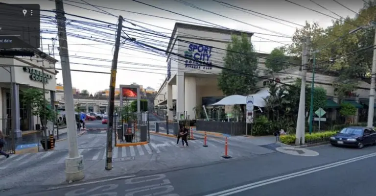 La fachada del Sport City en Plaza La Estación. Google Maps.