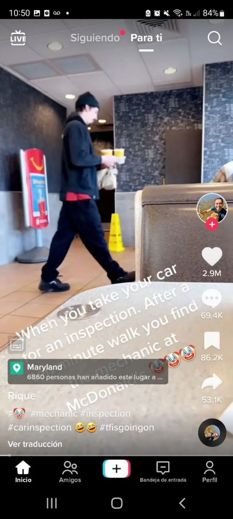 Captan a mecánico utilizando coche de cliente - Tomada de video