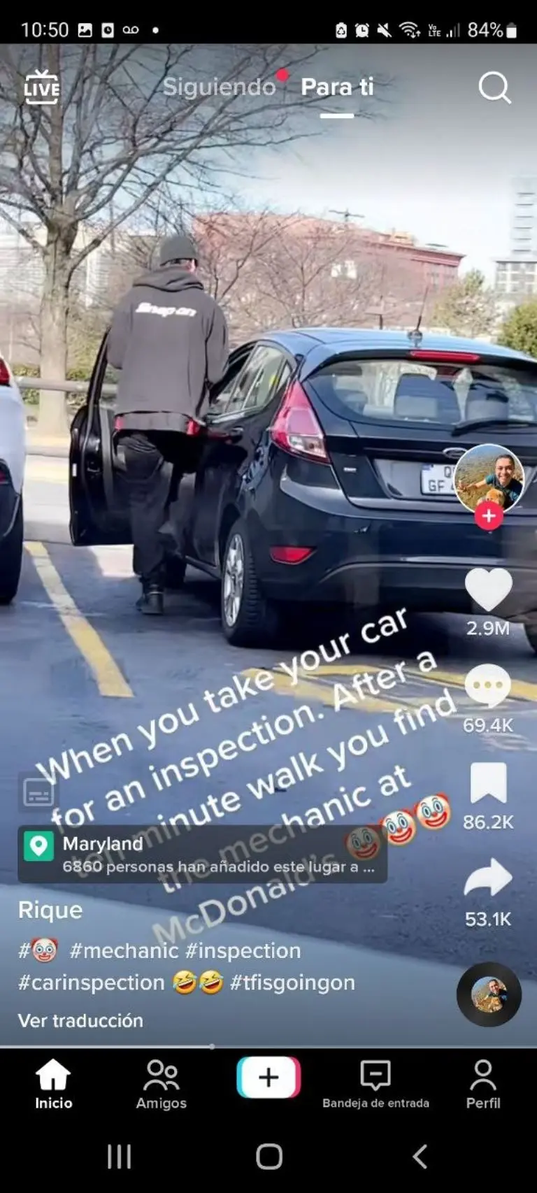 Captan a mecánico utilizando coche de cliente - Tomada de video