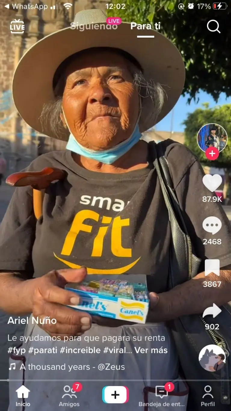 Abuelita vende chicles para pagar su renta - Tomada de video