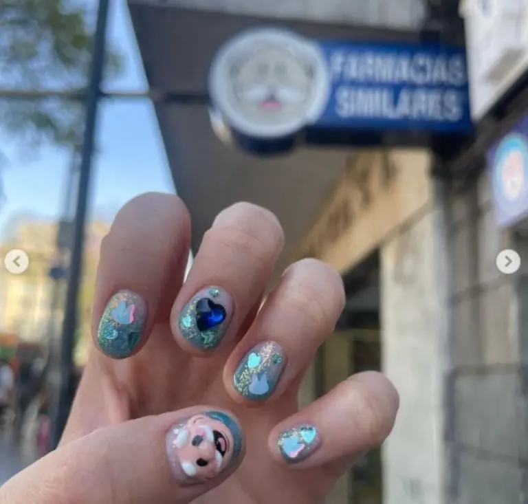 Japonesa se pone uñas de Dr. Simi (Instagram)