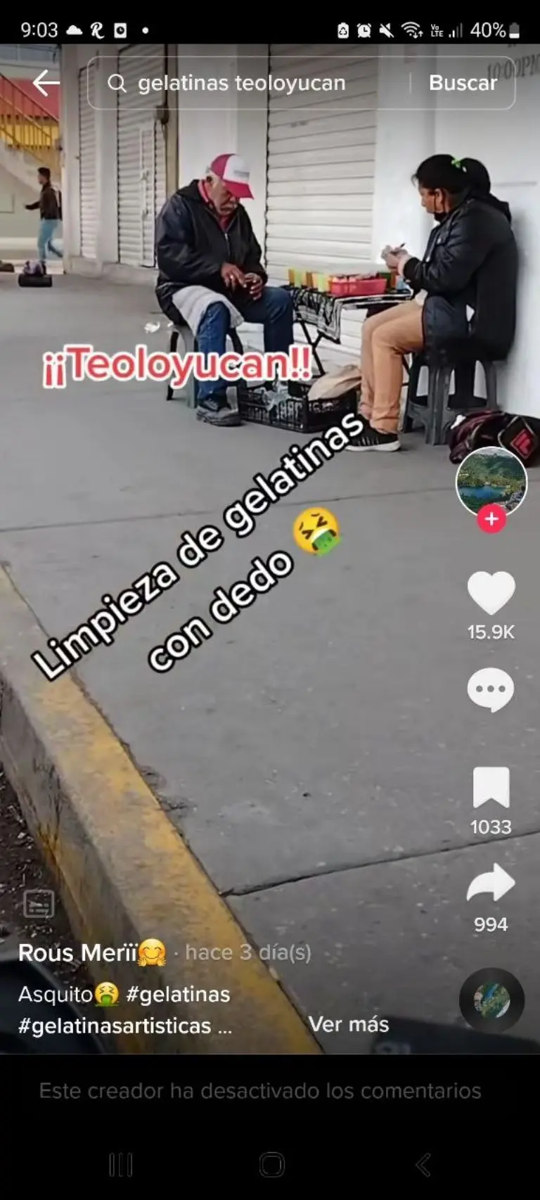 Señor limpia gelatinas supuestamente con sus dedos - Tomada de video