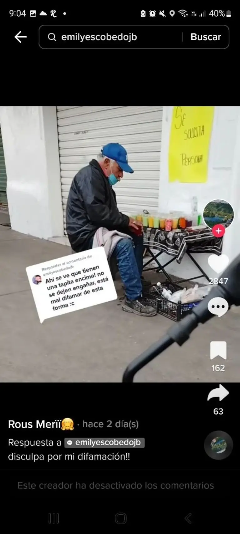 Señor limpia gelatinas supuestamente con sus dedos - Tomada de video