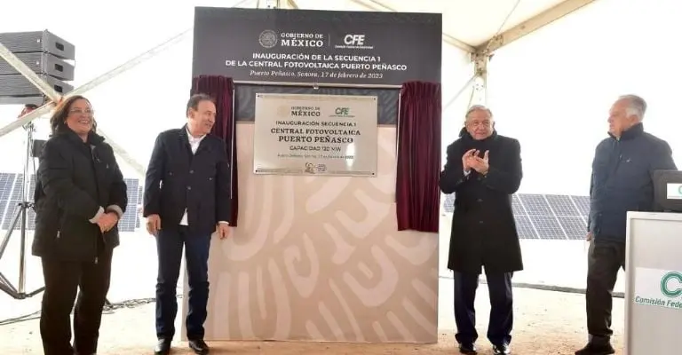 La develación de la placa inaugural de la primera etapa de la planta de energía solar. Imagen: Presidencia.
