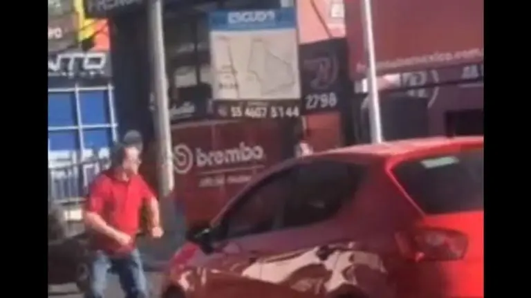 Alfredo Adame pelea en la calle. Foto: especial