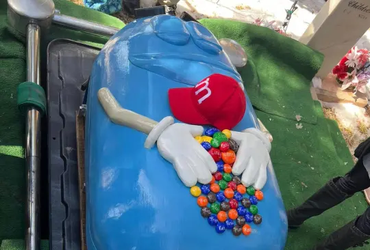 La abuelita fue enterrada con un hermoso y llamativo ataúd de M&M´s color azul La abuelita fue enterrada con un hermoso y llamativo ataúd de M&M´s color azul