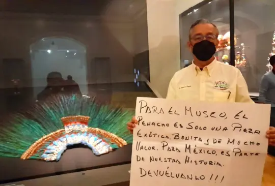 Fernando Álvarez, de Las Choapas, Veracruz, viajó a Austria y protestó por que el Penacho de Moctezuma original no esté en México.