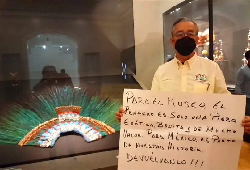 Fernando &Aacute;lvarez, de Las Choapas, Veracruz, viaj&oacute; a Austria y protest&oacute; por que el Penacho de Moctezuma original no est&eacute; en M&eacute;xico.