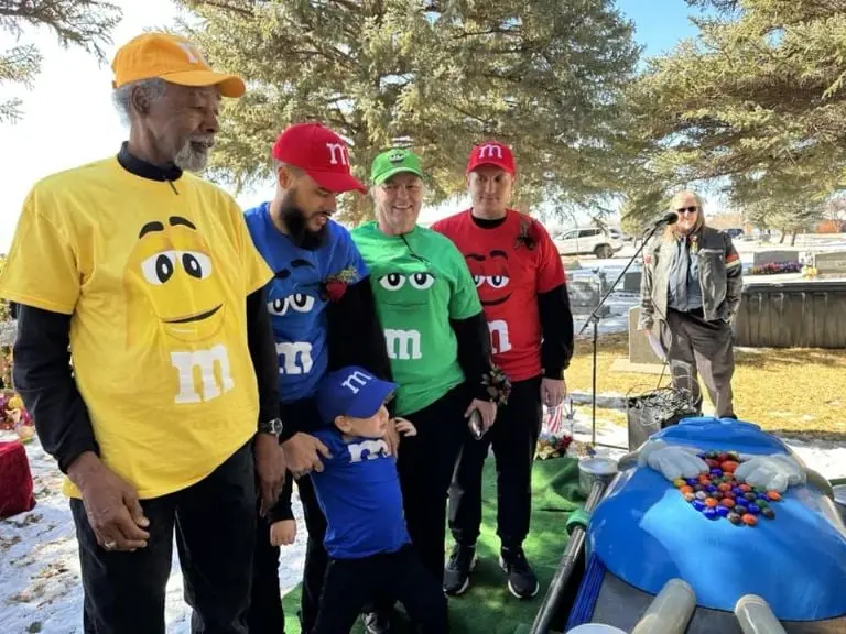 Abuela es enterrada en ataúd de M&M´s